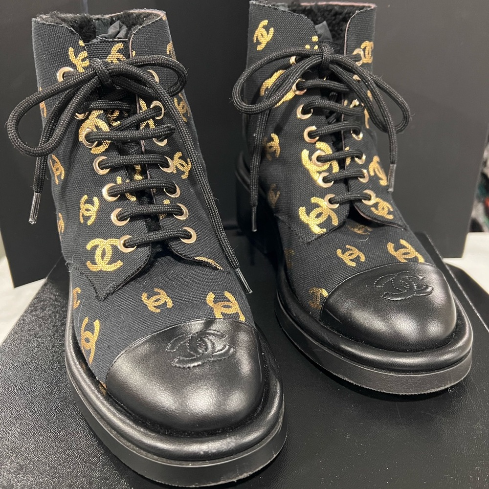 CHANEL 2022 CC logo boots size 37 Pre Owned Excellent Condition